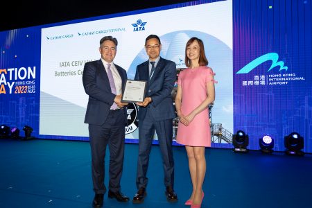 Cathay Pacific Director Cargo Tom Owen (left) and Chief Customer & Commercial Officer Lavinia Lau (right) receive the CEIV Lithium Batteries certificate from IATA Regional Vice President for North Asia Dr Xie Xingquan (centre)