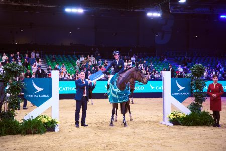 國泰貨運董事歐永棠祝賀勝出國泰貨運「攀登高峰」頒獎賽的騎師